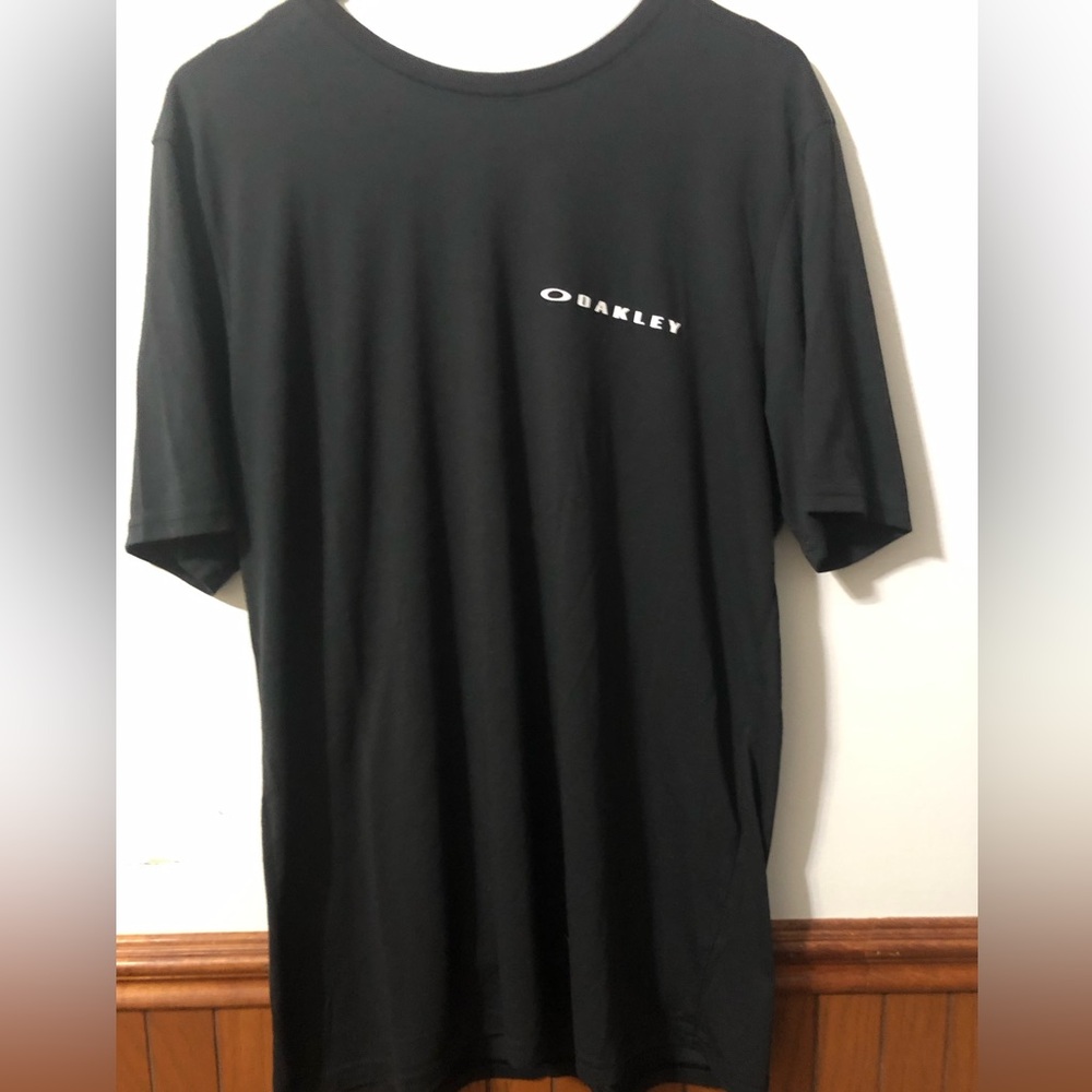 Men’s Black Oakley T-Shirt size Large!